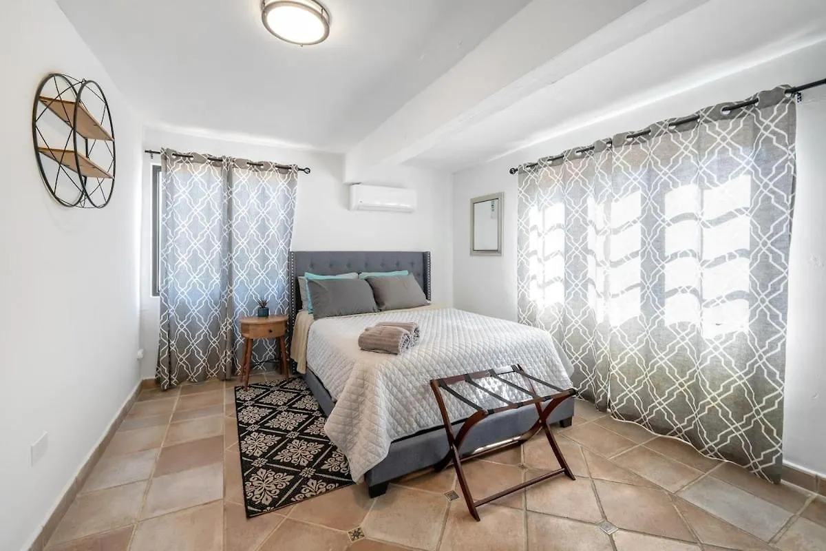 4 Bedroom Kikita Beach Villa Oceanfront W Pool 도라도 0*,  푸에르토리코